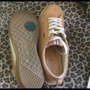 Ecco shoes 10 B light tan shoes laces